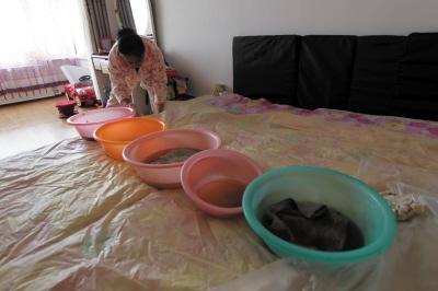 凯里楼上漏水，住户失联，小区没物管，业主维权难！律师来支招……